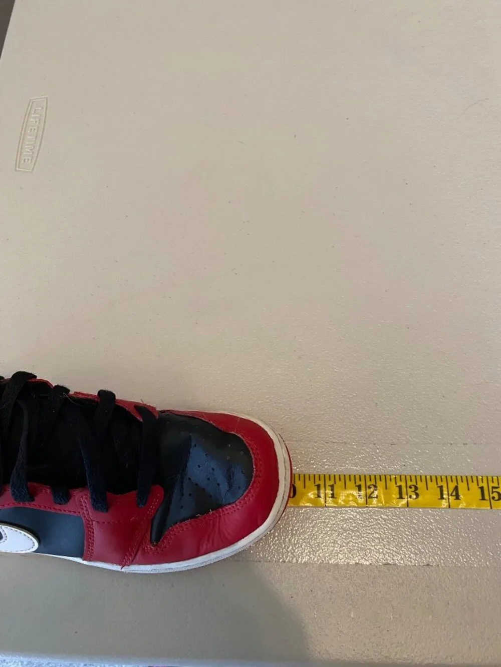 Air Jordan 1 Mid Chicago Black Toe Sneakers Youth Size 5.5Y Red/Black/White